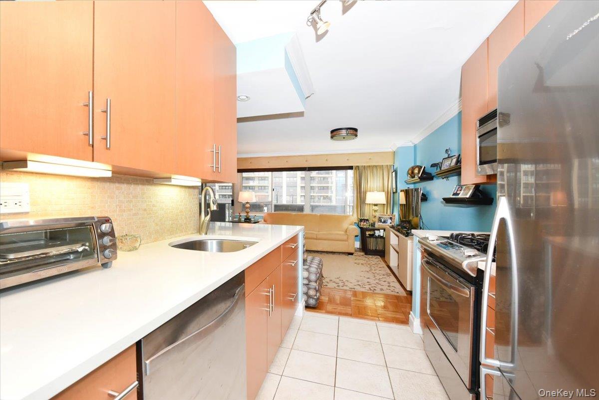 18-15 215 Street 2g Property Photo 19