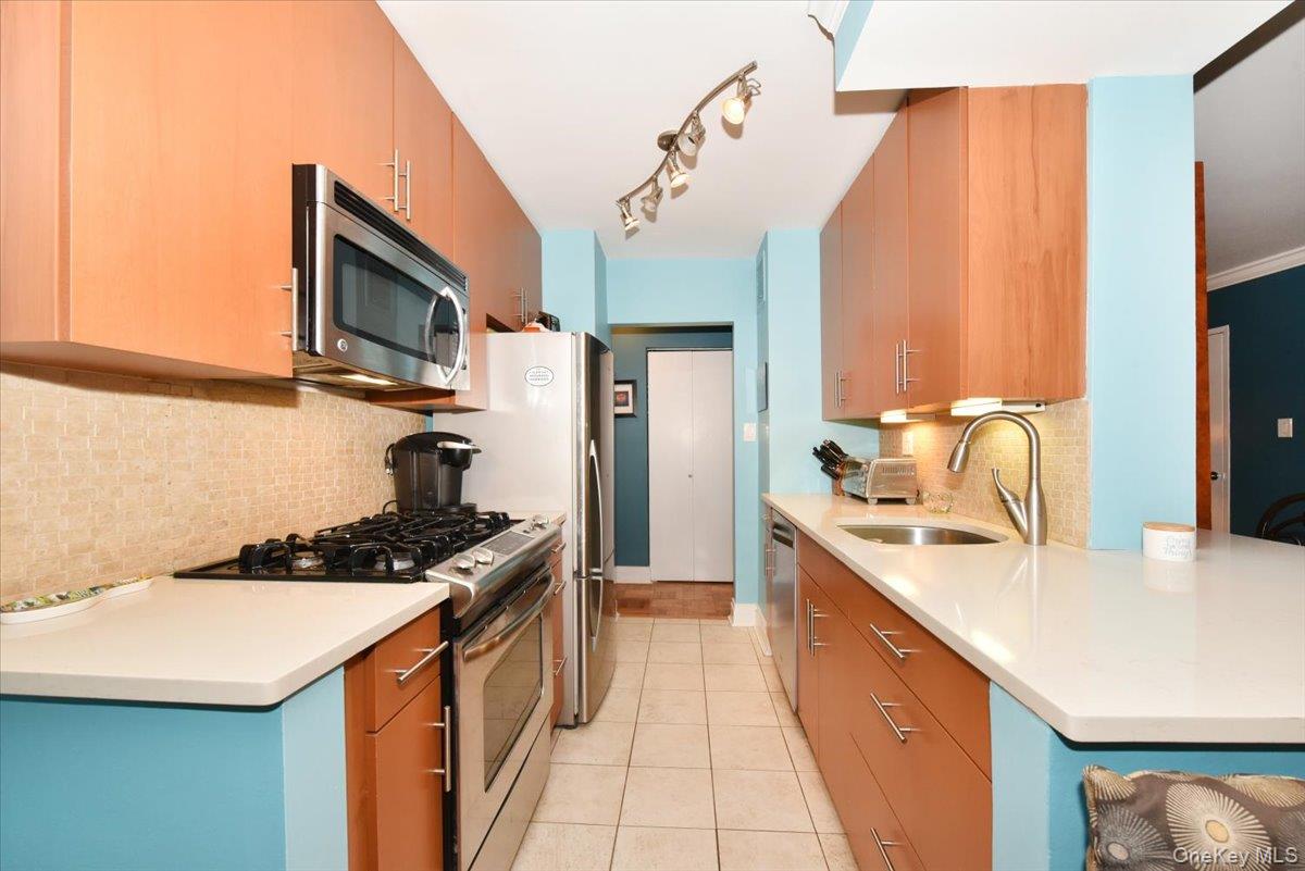 18-15 215 Street 2g Property Photo 20