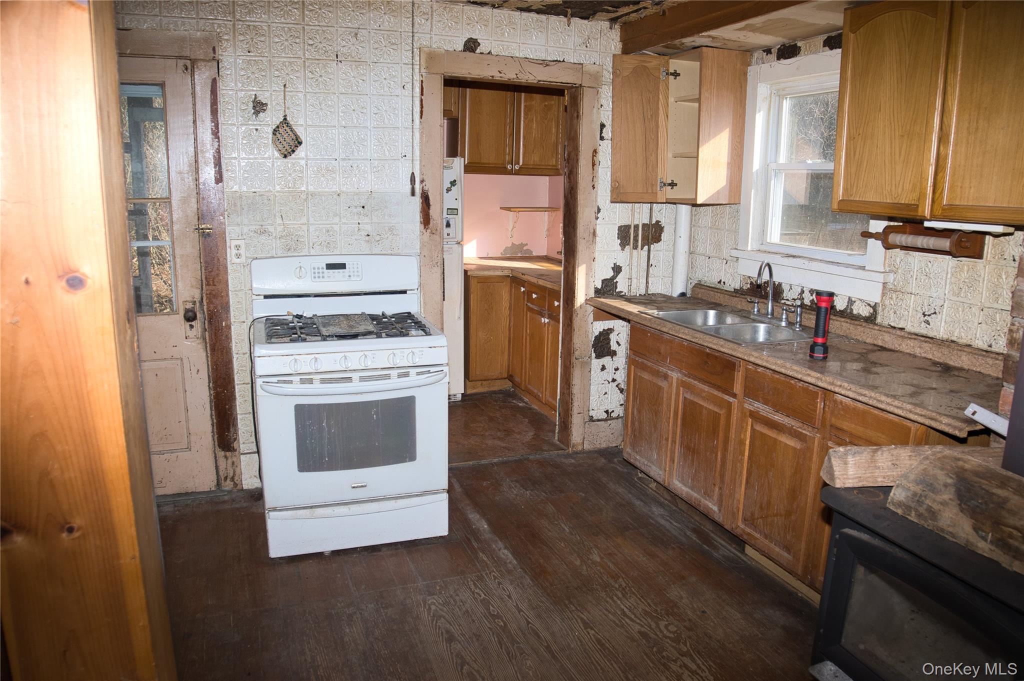256 Round Hill Road Property Photo 5