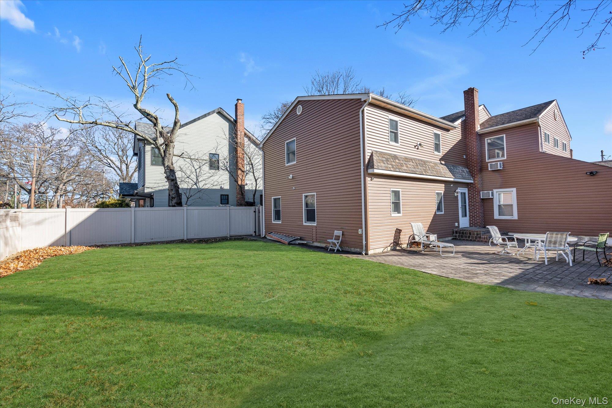 303 Oak Street Property Photo 1