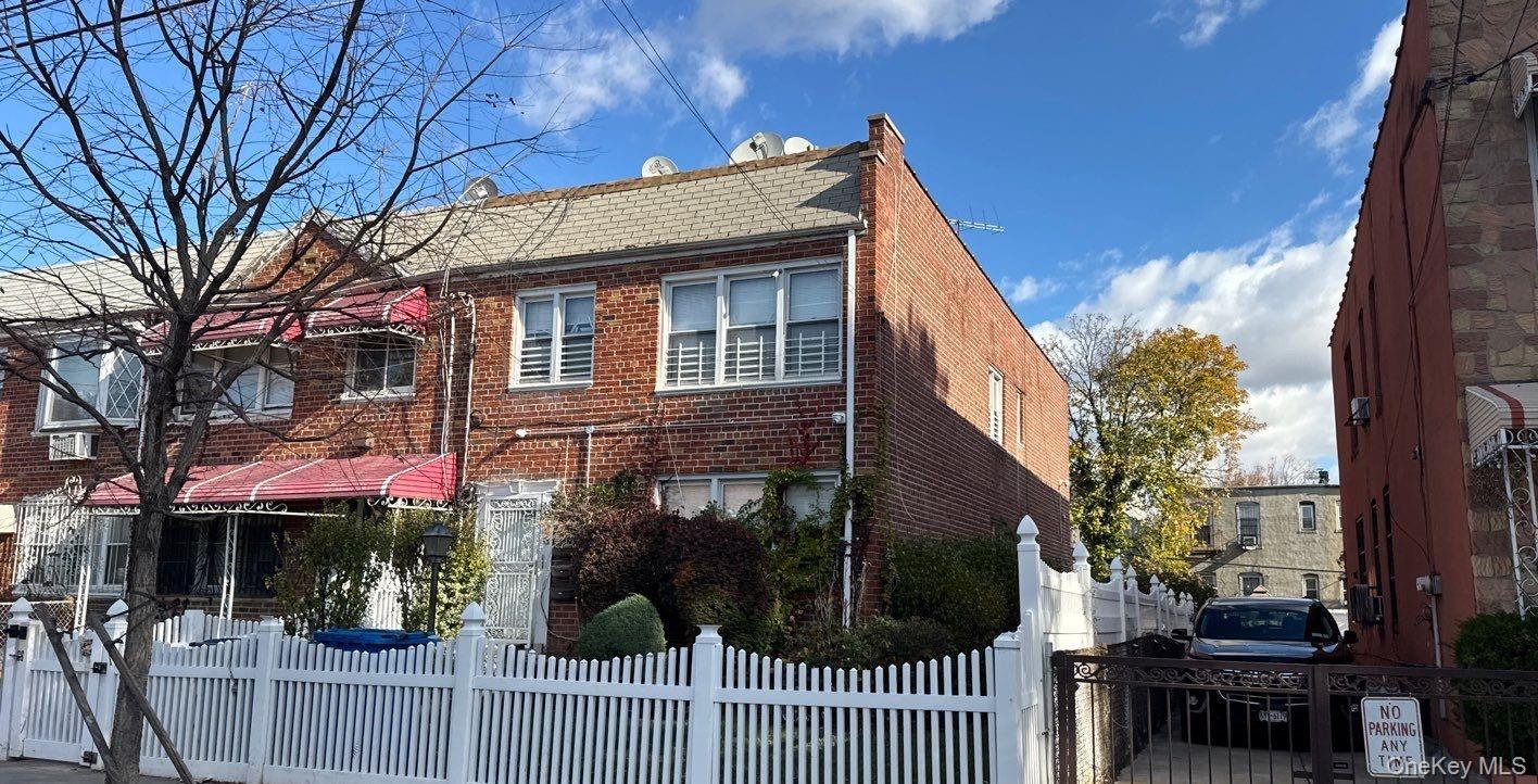 743 Warwick Street Property Photo 2