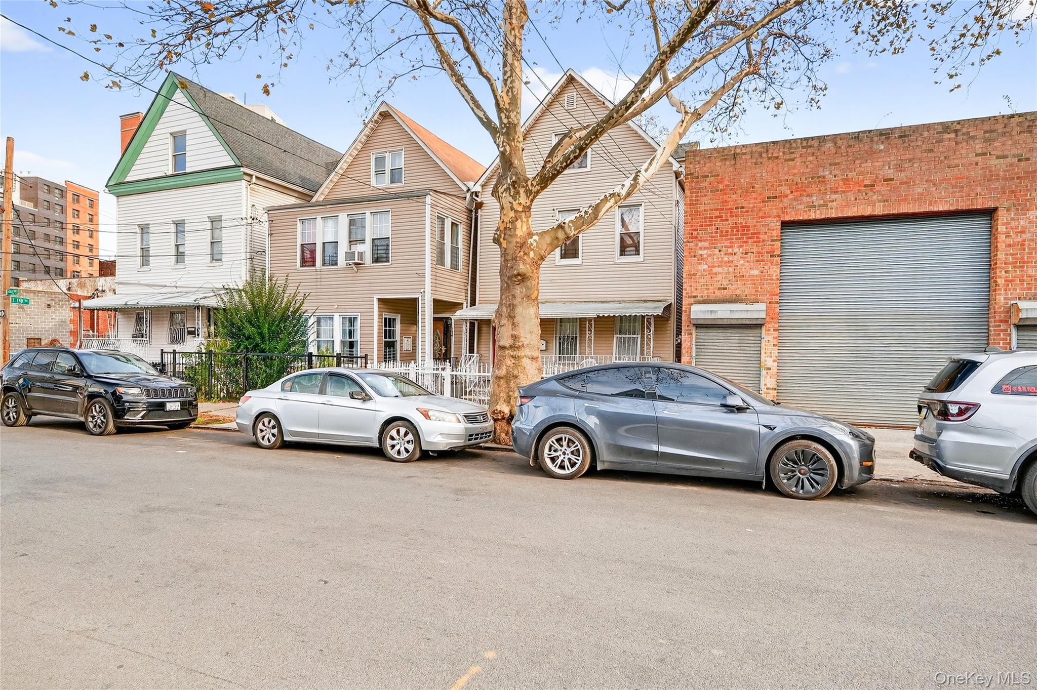 372 Bronx Park Avenue Property Photo 2
