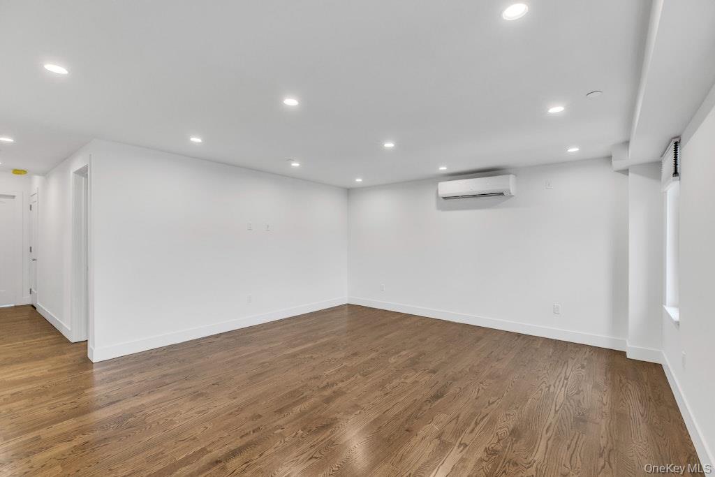1431 Old Northern Boulevard 6 Property Photo 7