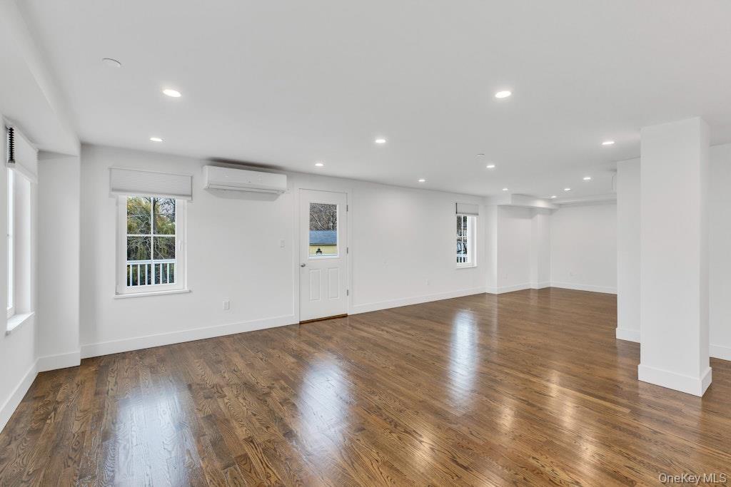 1431 Old Northern Boulevard 5 Property Photo 7