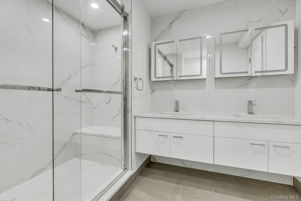 1431 Old Northern Boulevard 5 Property Photo 13