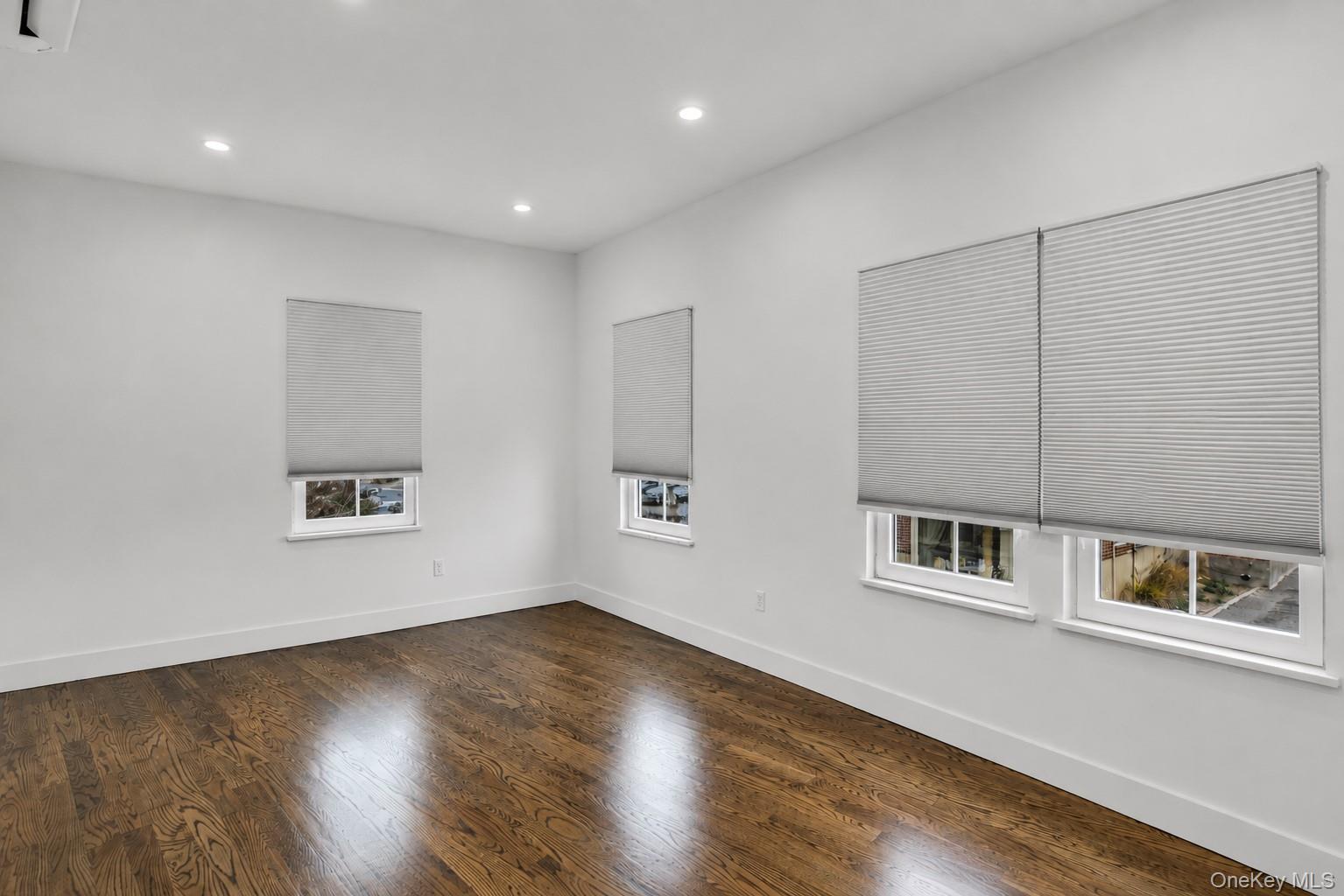 1431 Old Northern Boulevard 5 Property Photo 17