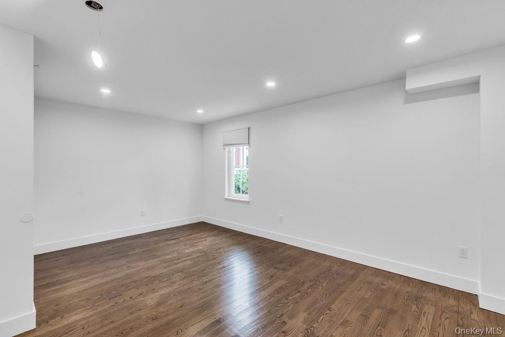 1431 Old Northern Boulevard 4 Property Photo 11