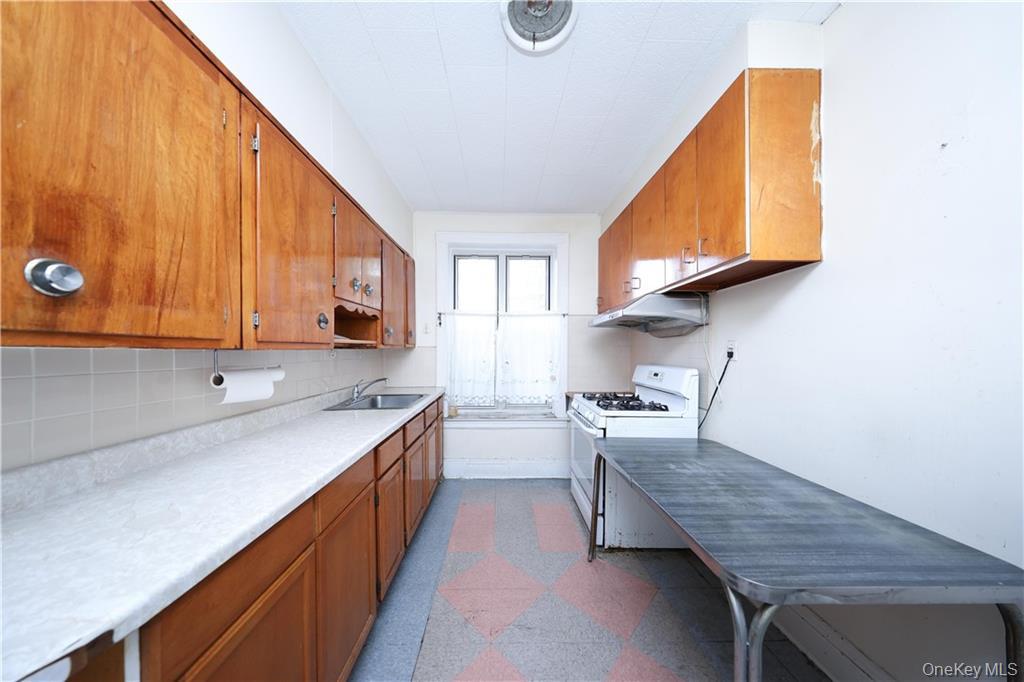 2176 E 13th Street Property Photo 4
