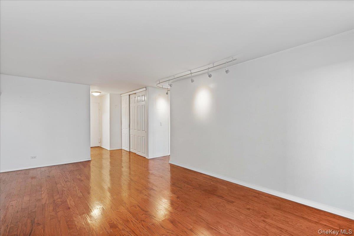 17-85 215 Street 5l Property Photo 6