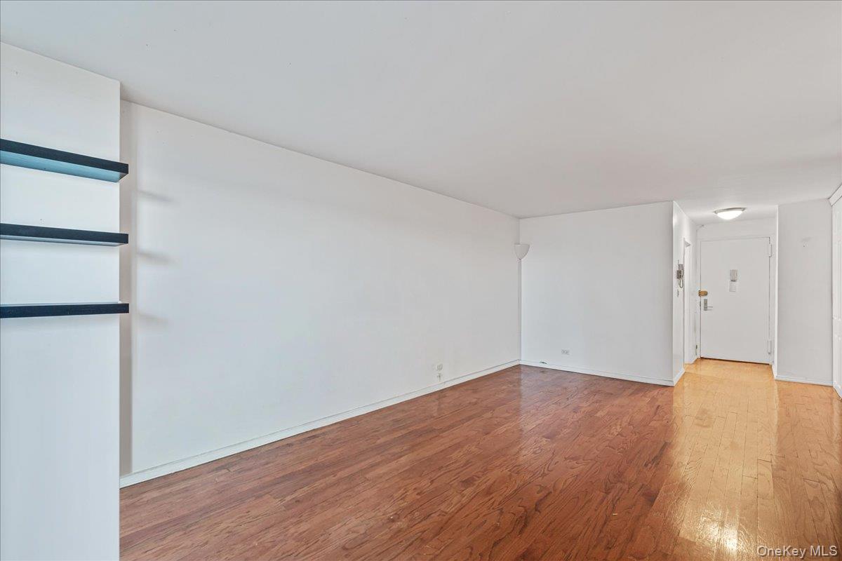17-85 215 Street 5l Property Photo 7
