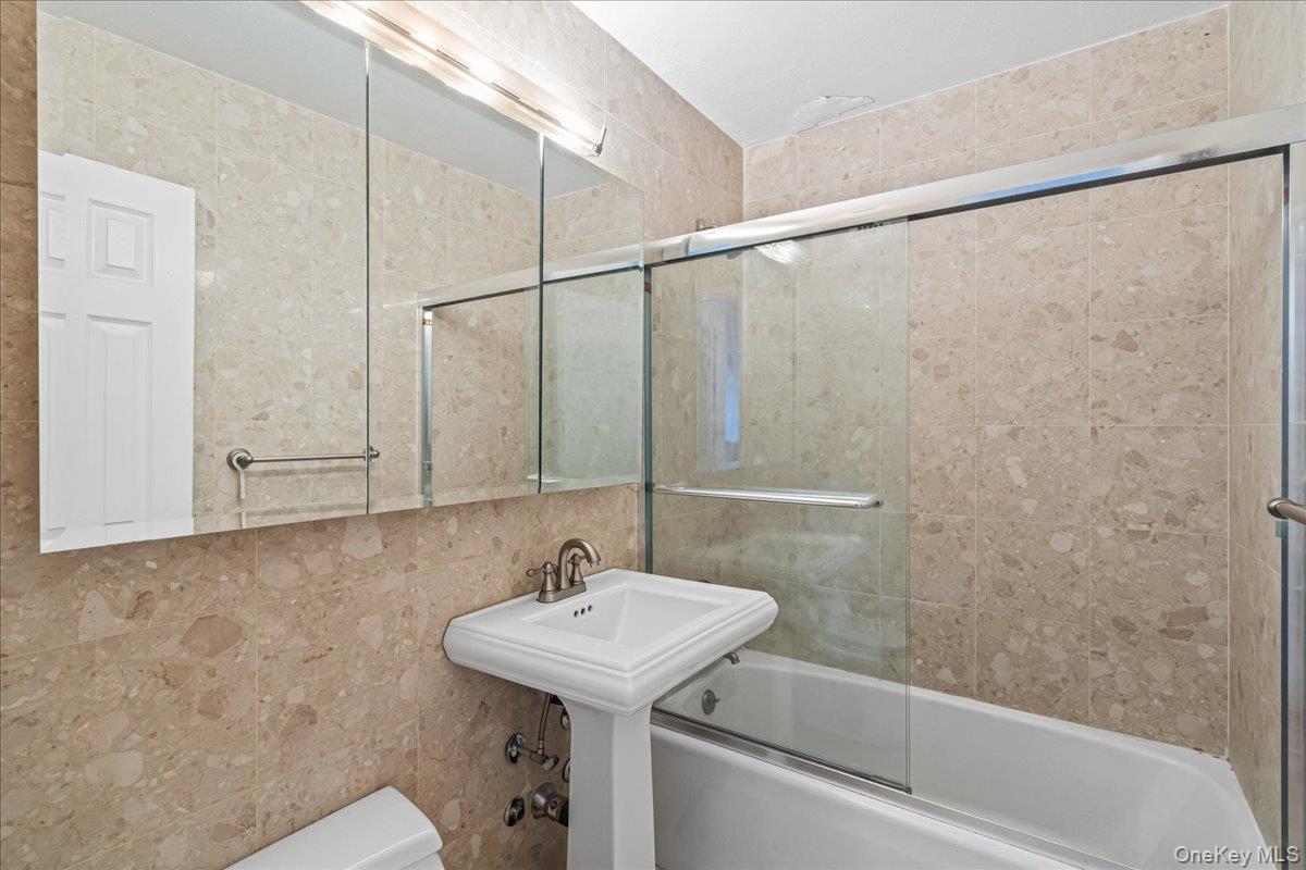 17-85 215 Street 5l Property Photo 12