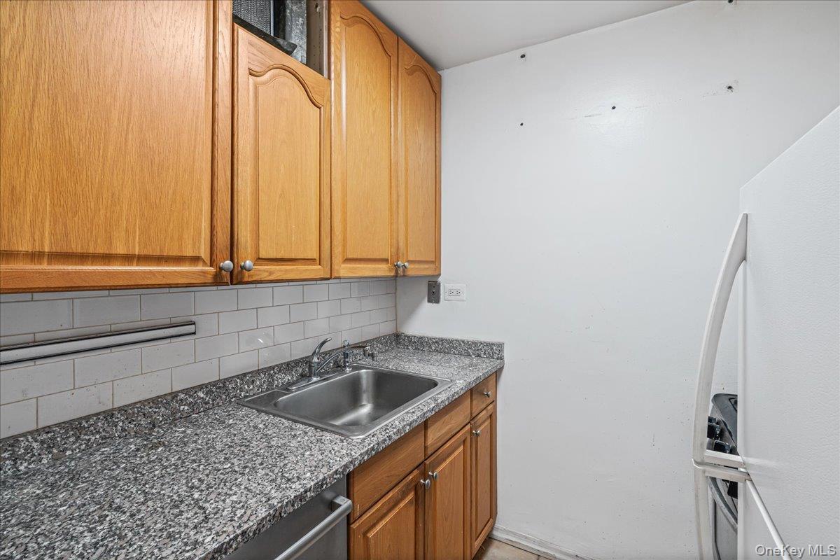 17-85 215 Street 5l Property Photo 14