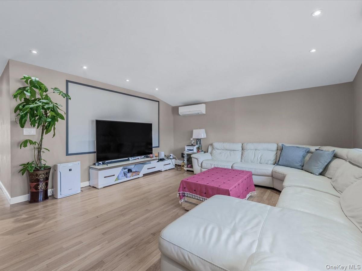 217-32 Corbett Road Property Photo 1