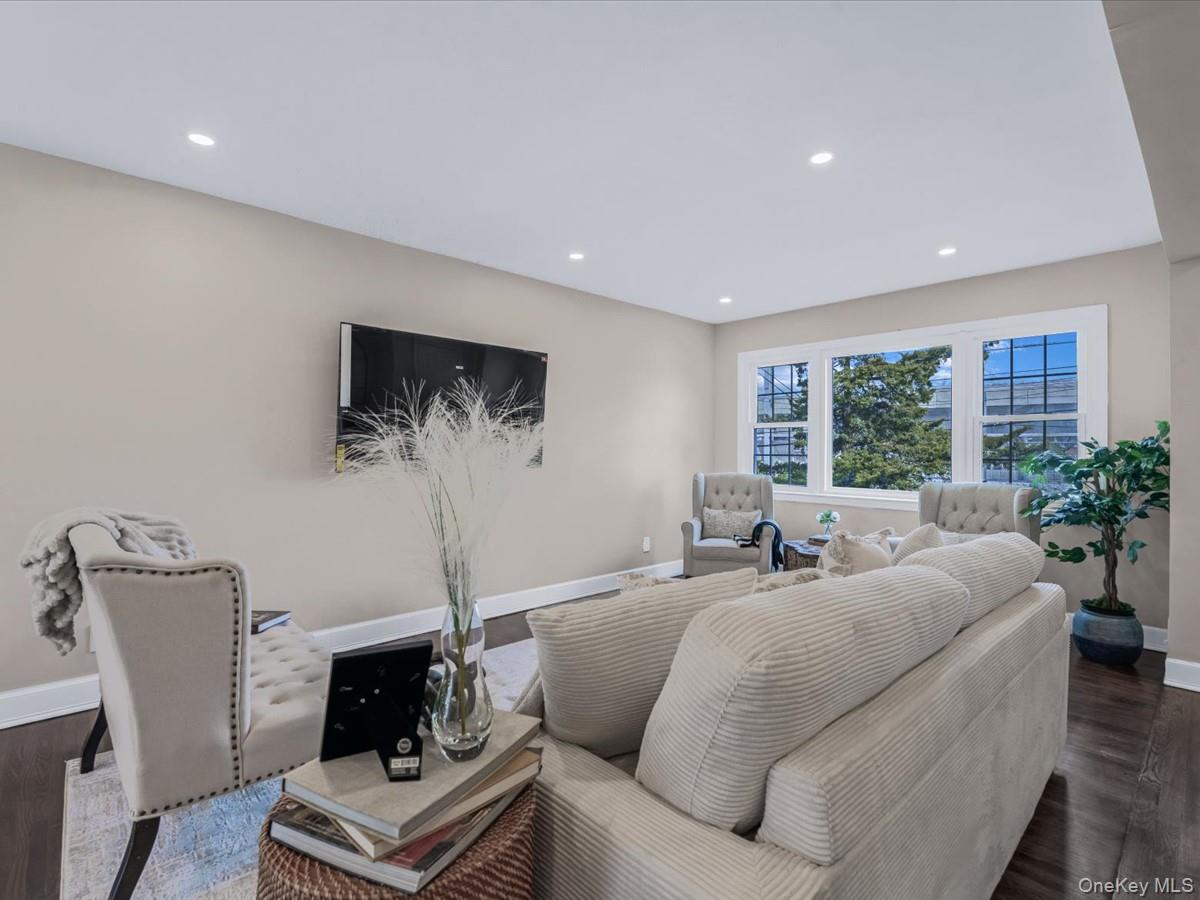 10514 Van Wyck Expressway Property Photo 4