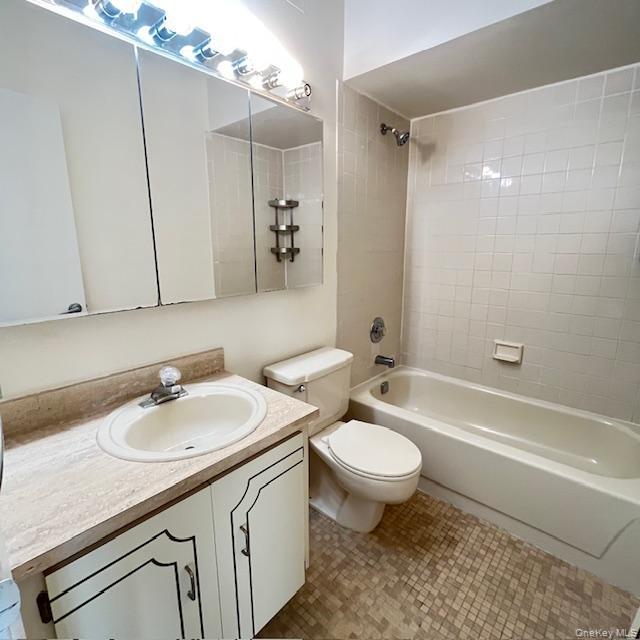 66-07 242nd Street 13e Property Photo 4