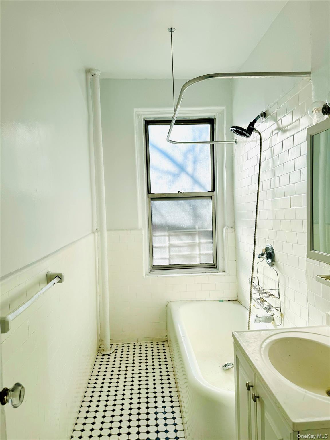 472 Gramatan Avenue Bldg.3, Unit L2 Property Photo 9
