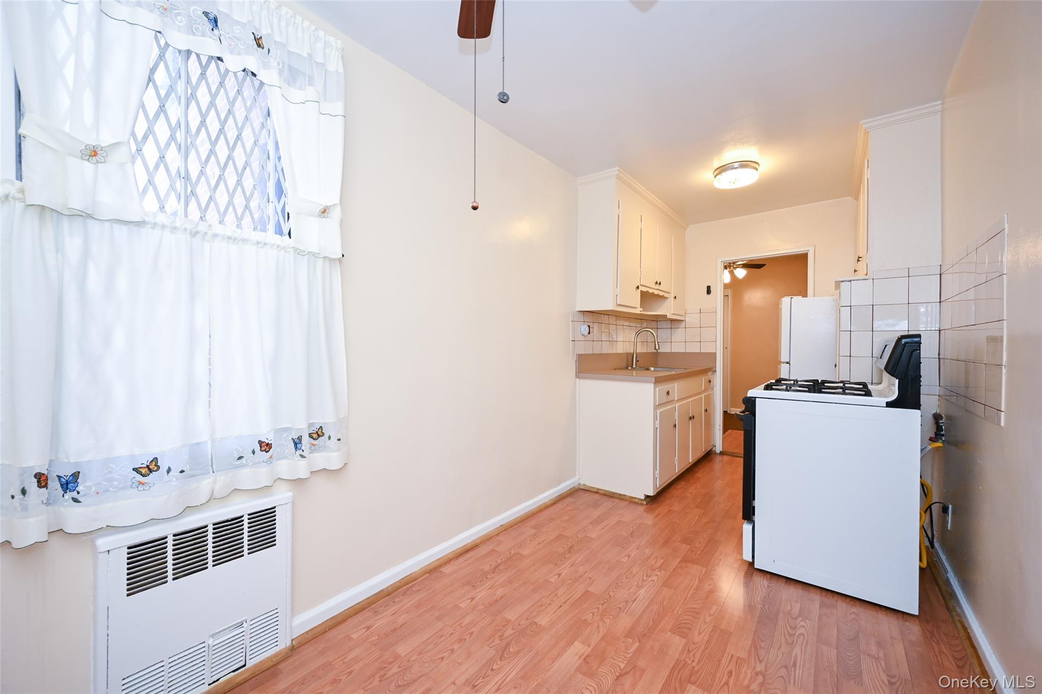 33-26 92 Street 4x Property Photo 3