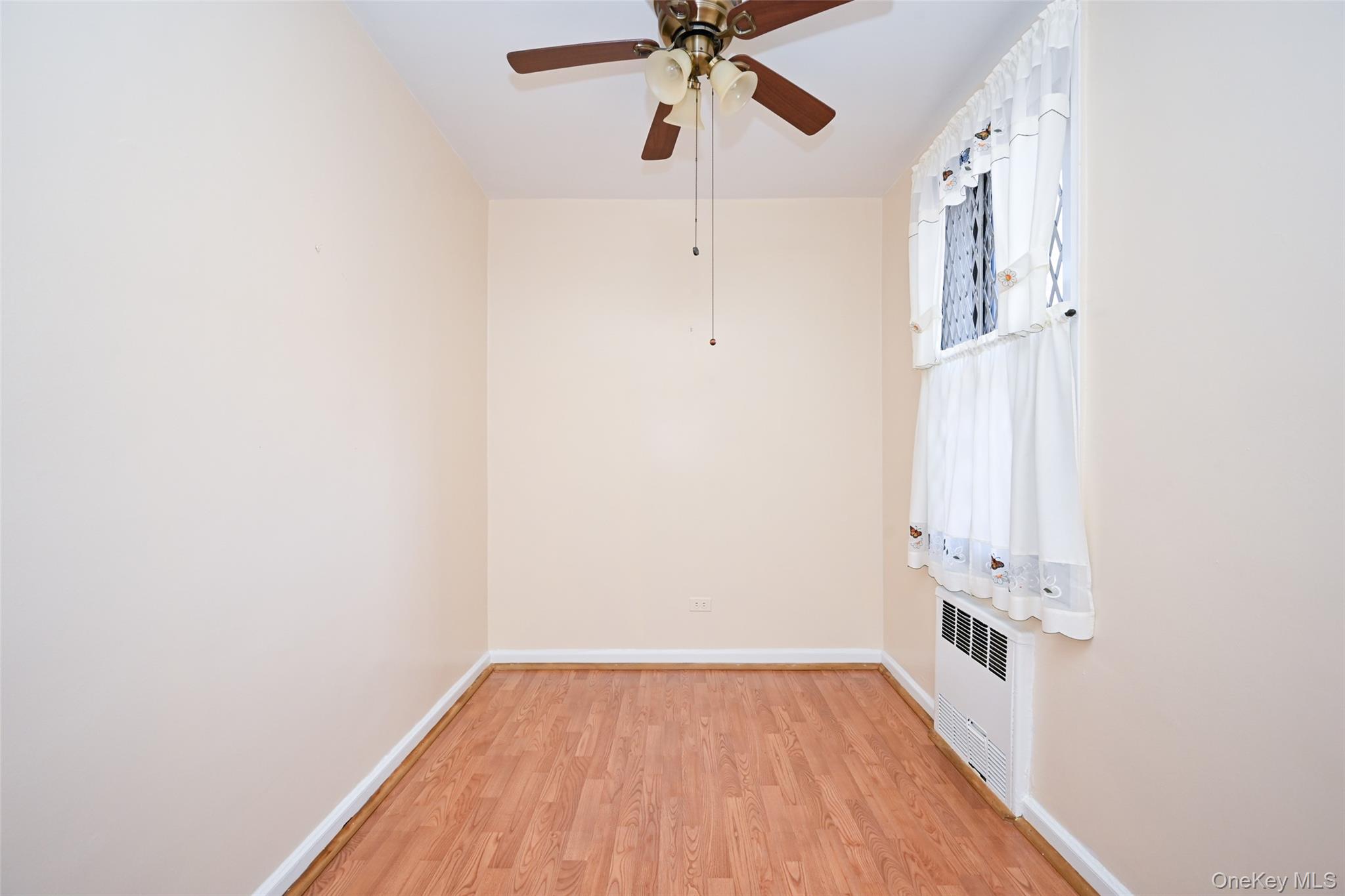 33-26 92 Street 4x Property Photo 4