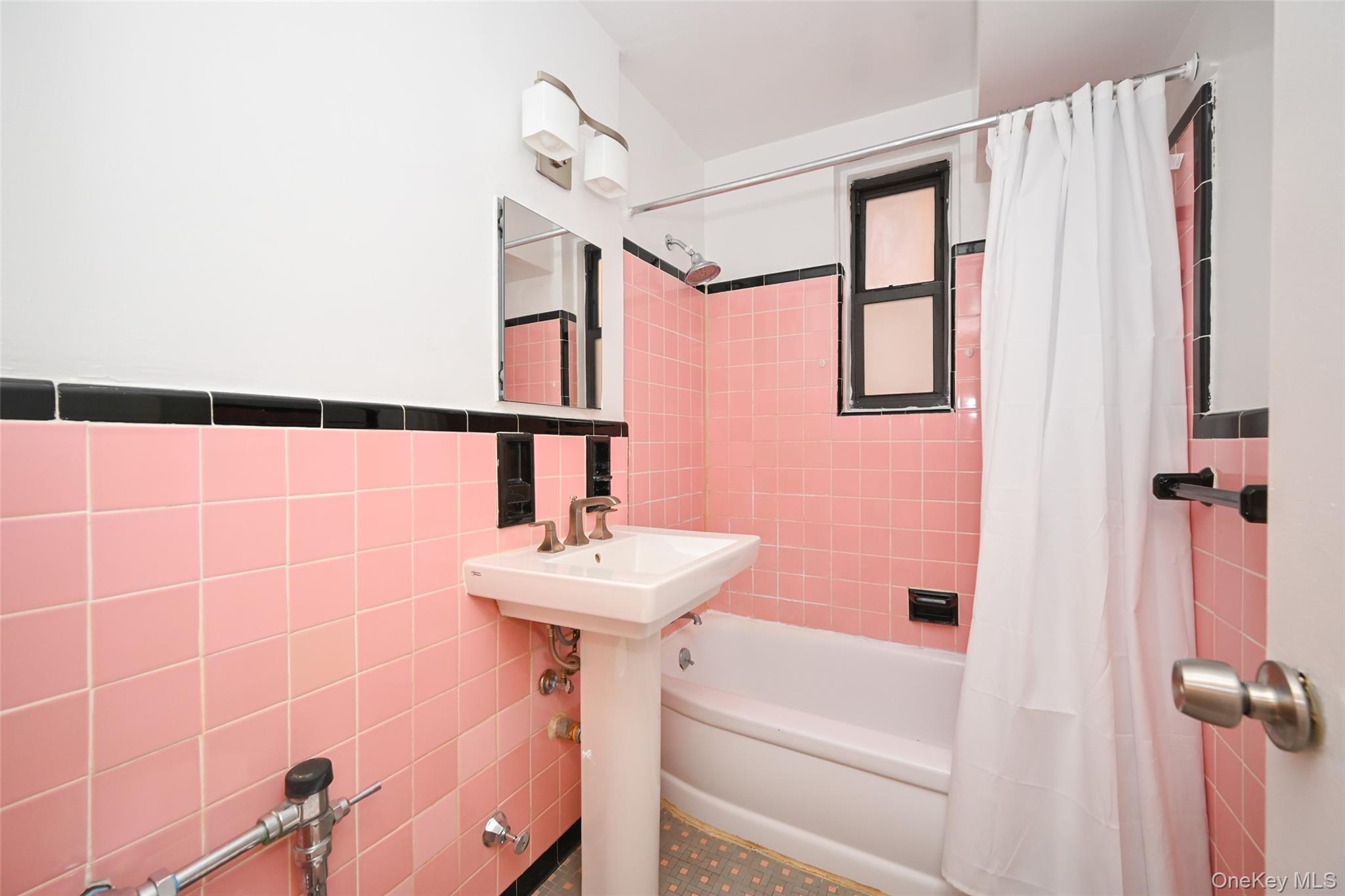 33-26 92 Street 4x Property Photo 11