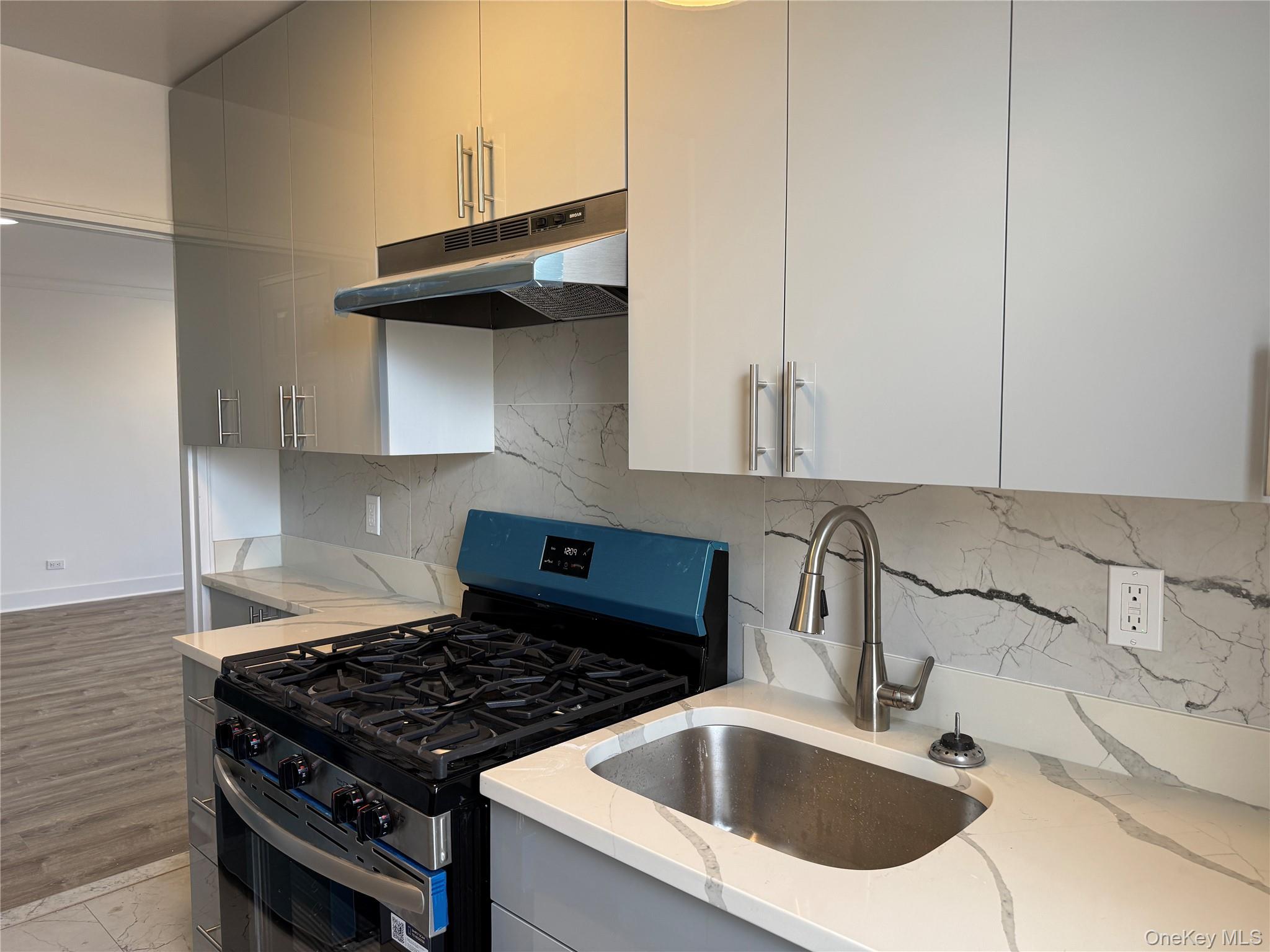 222-89 Braddock Avenue 3-e Property Photo 6