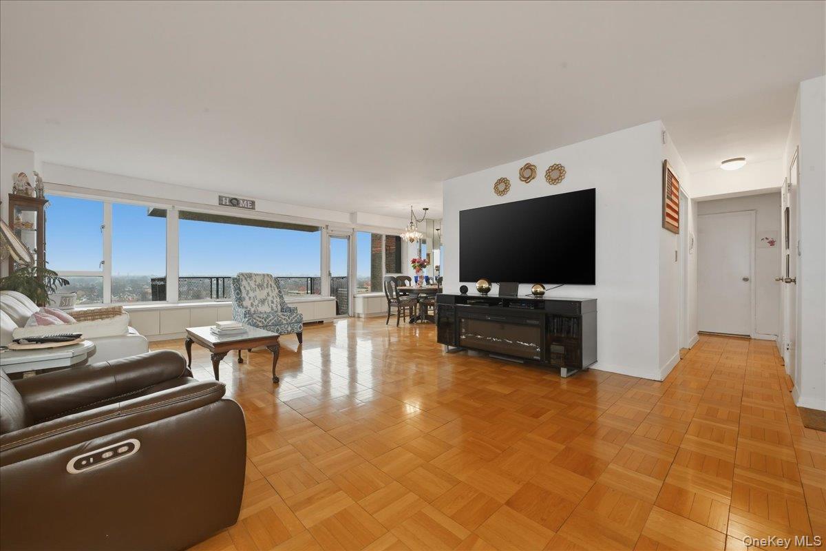 166-25 Powells Cove Boulevard 18g Property Photo 5