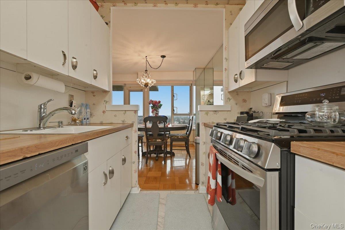 166-25 Powells Cove Boulevard 18g Property Photo 11