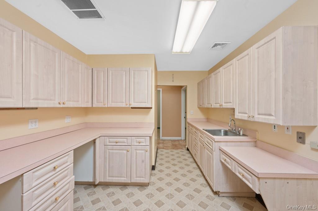 200 S Broadway 2-1 Bldg 2 Property Photo 6