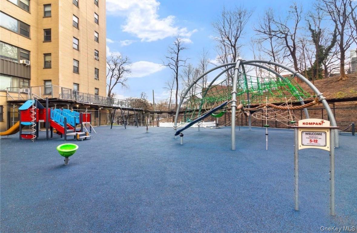 8 Fordham Hill Oval #17f Property Photo 17