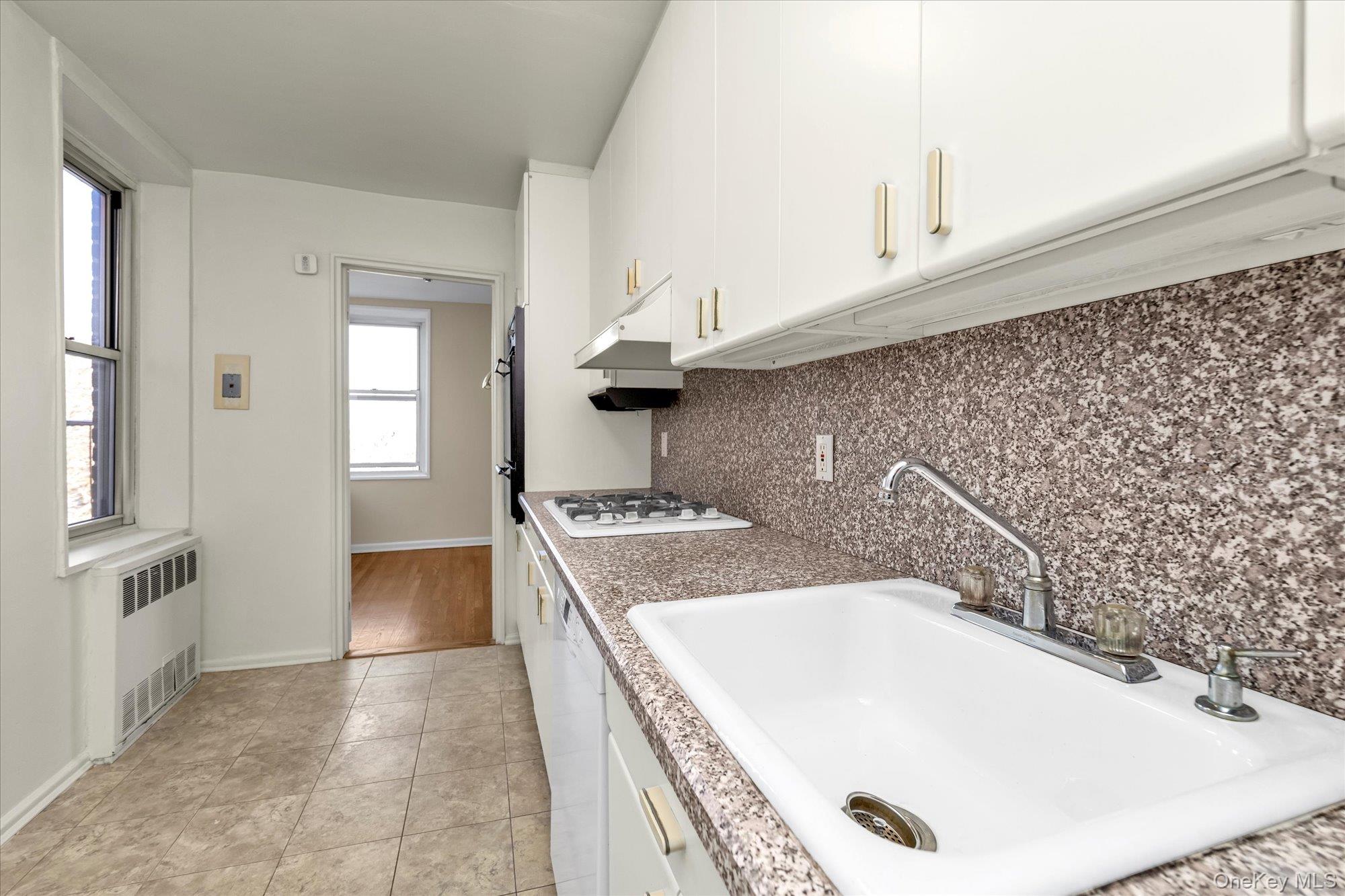 209-80 18 Avenue 6d Property Photo 1