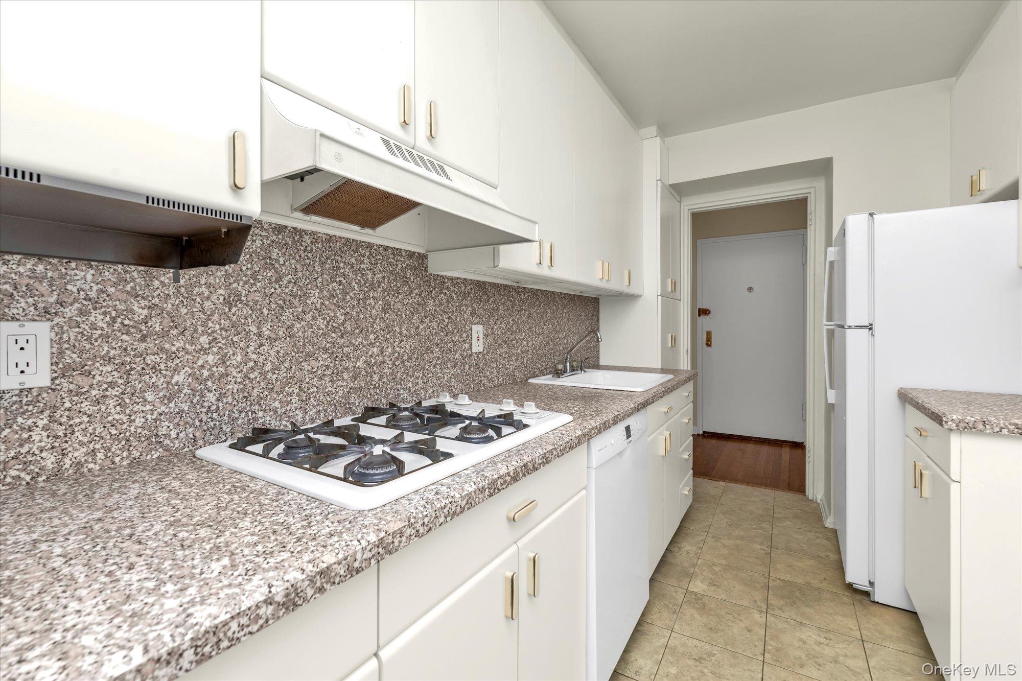209-80 18 Avenue 6d Property Photo 2