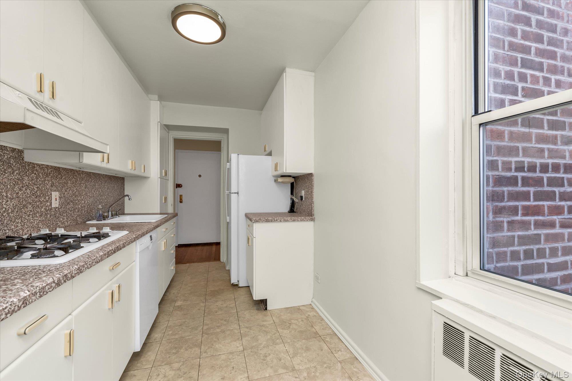 209-80 18 Avenue 6d Property Photo 3