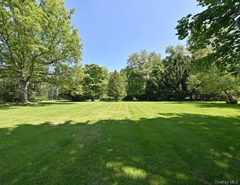 114 E Willow Tree Road Property Photo 2