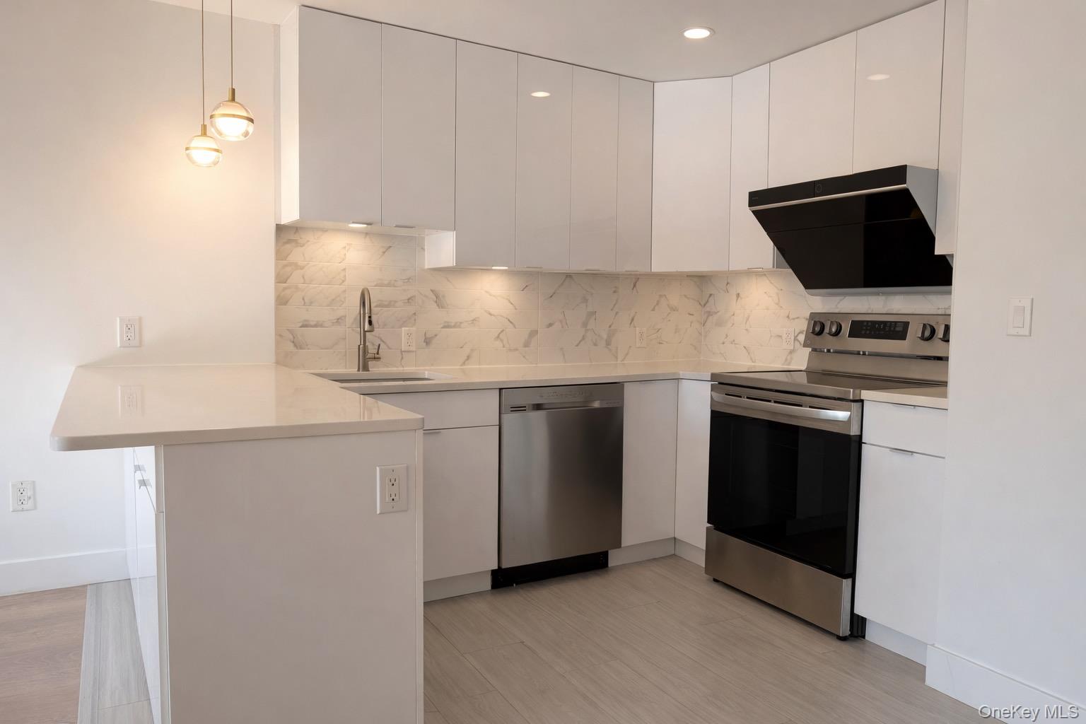 52-16 Roosevelt Avenue 2c Property Photo 4