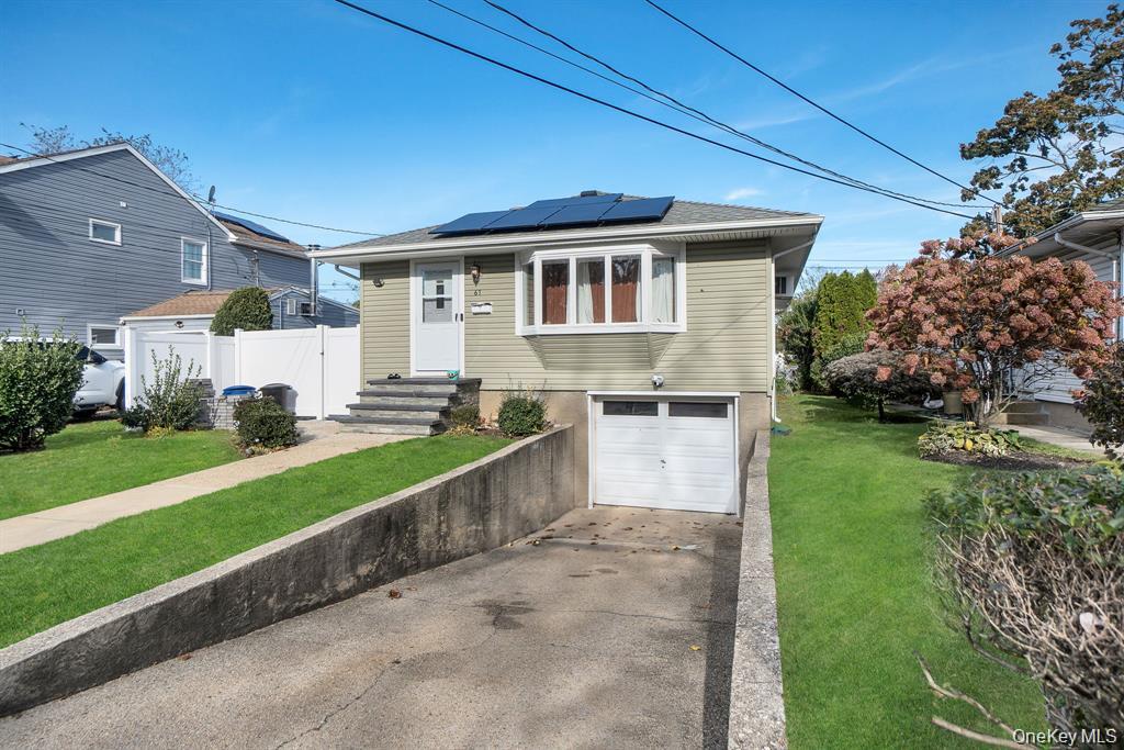 61 S Merrick Road Property Photo 3