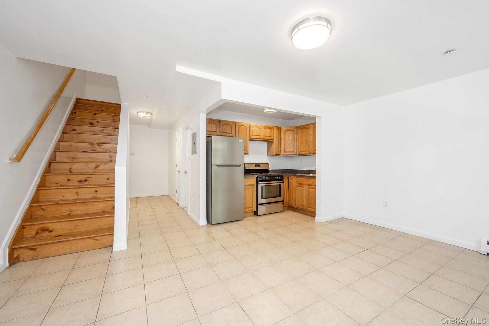 3313 Rombouts Avenue Property Photo 9