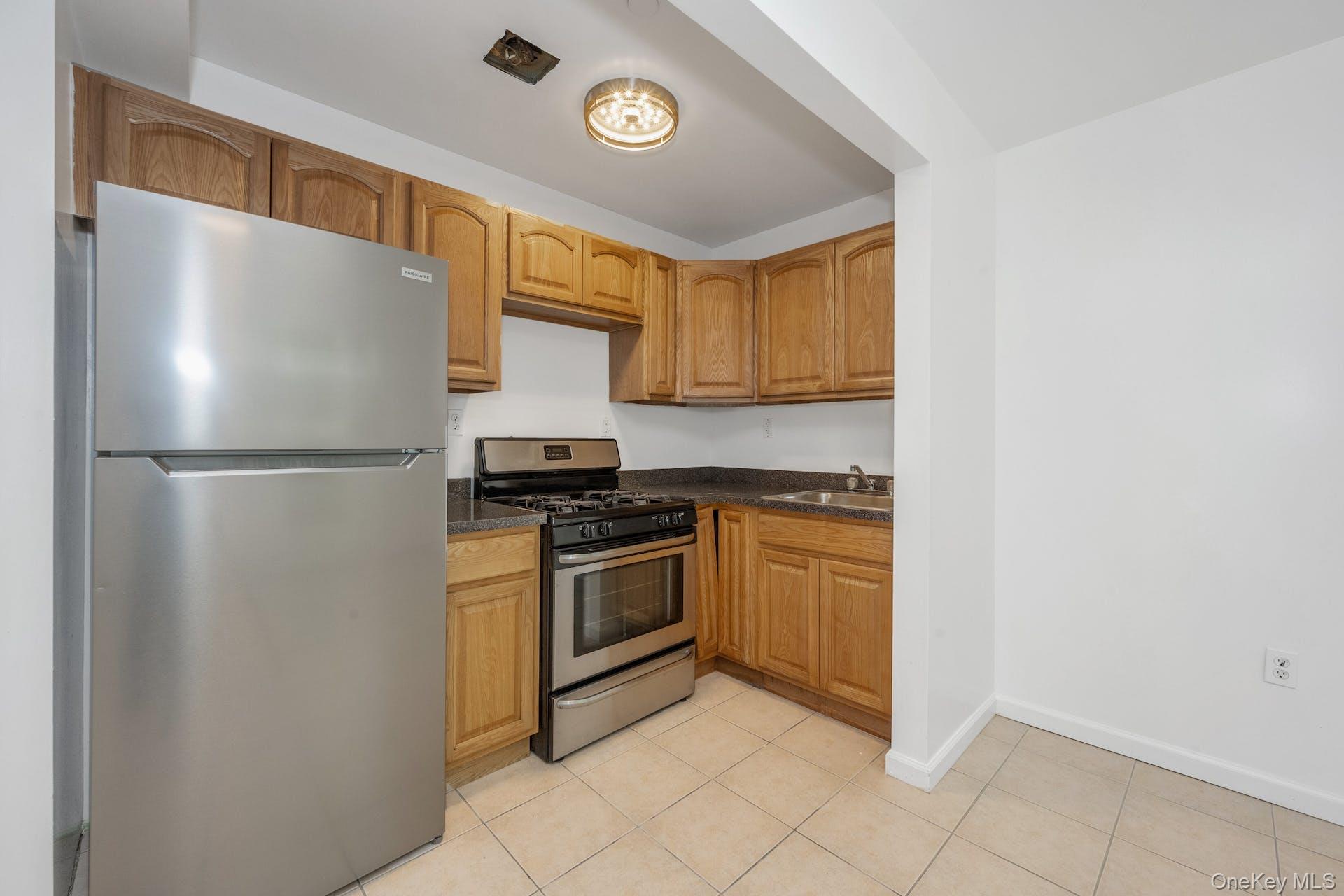 3313 Rombouts Avenue Property Photo 14