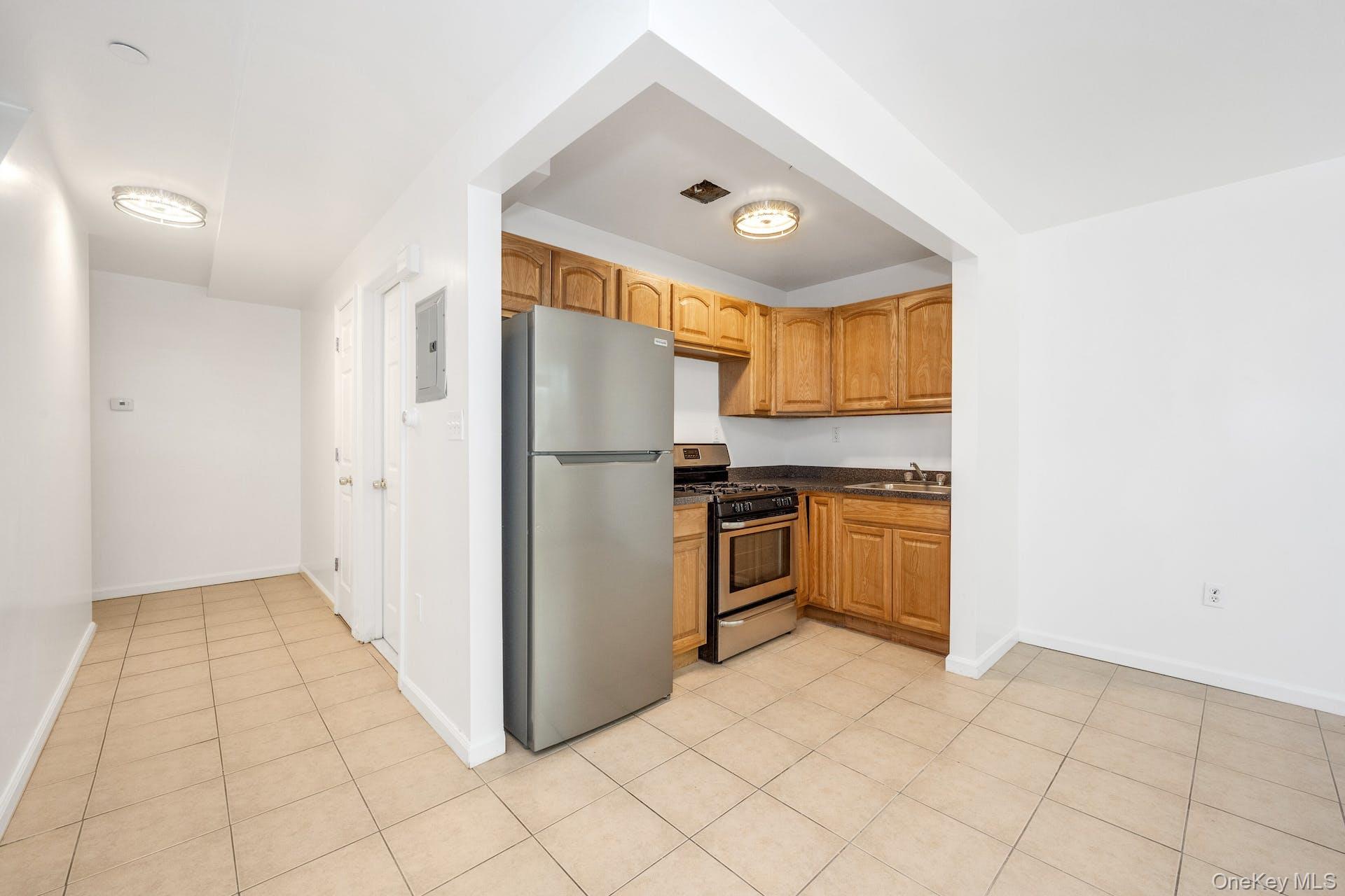 3313 Rombouts Avenue Property Photo 15