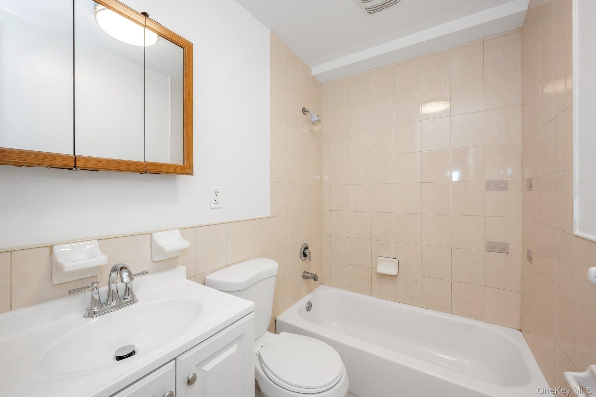 3313 Rombouts Avenue Property Photo 23