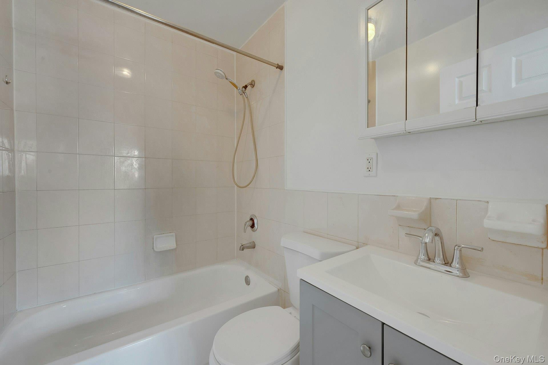 3313 Rombouts Avenue Property Photo 39