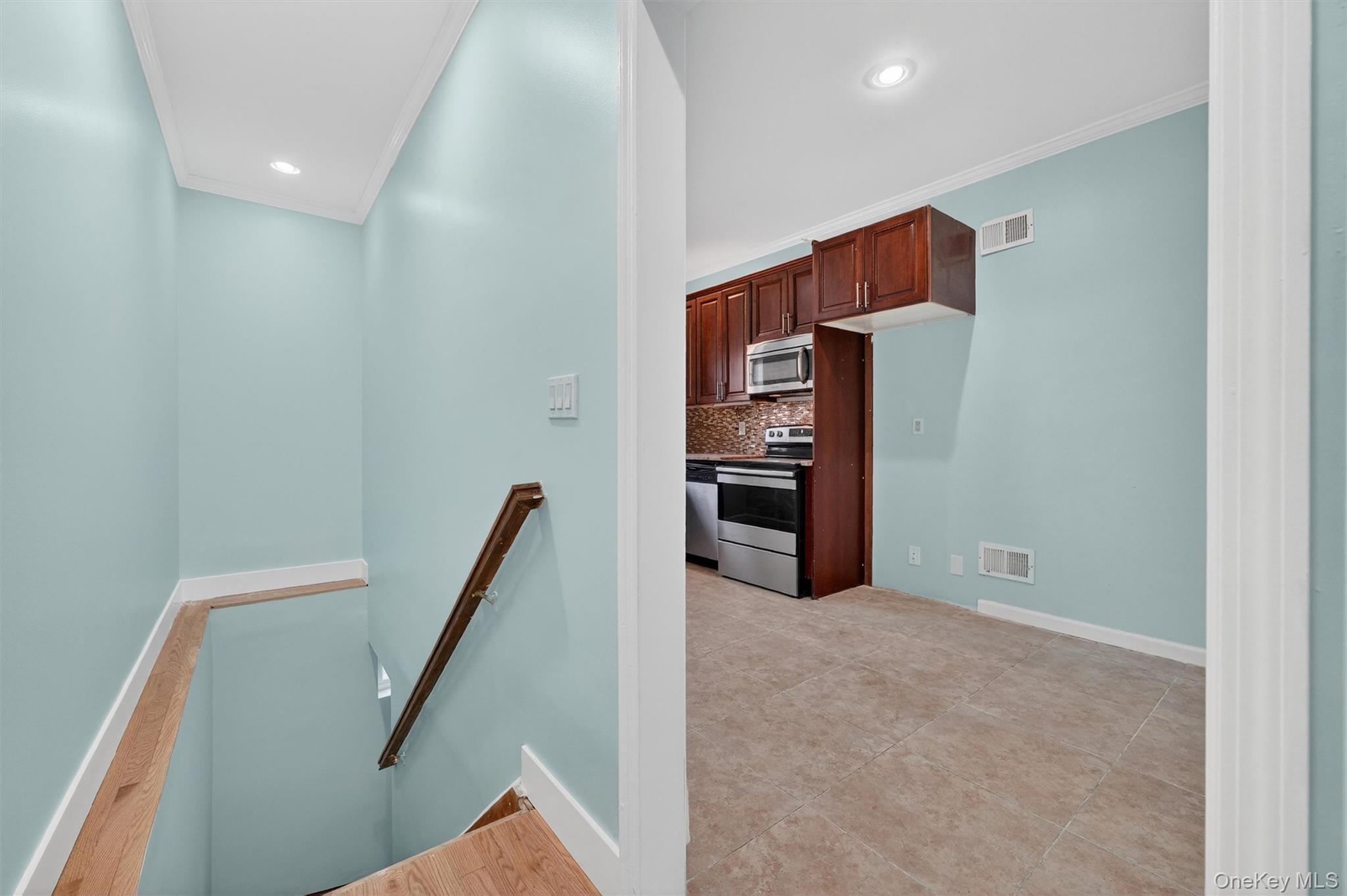636 Throggs Neck Expressway Property Photo 10