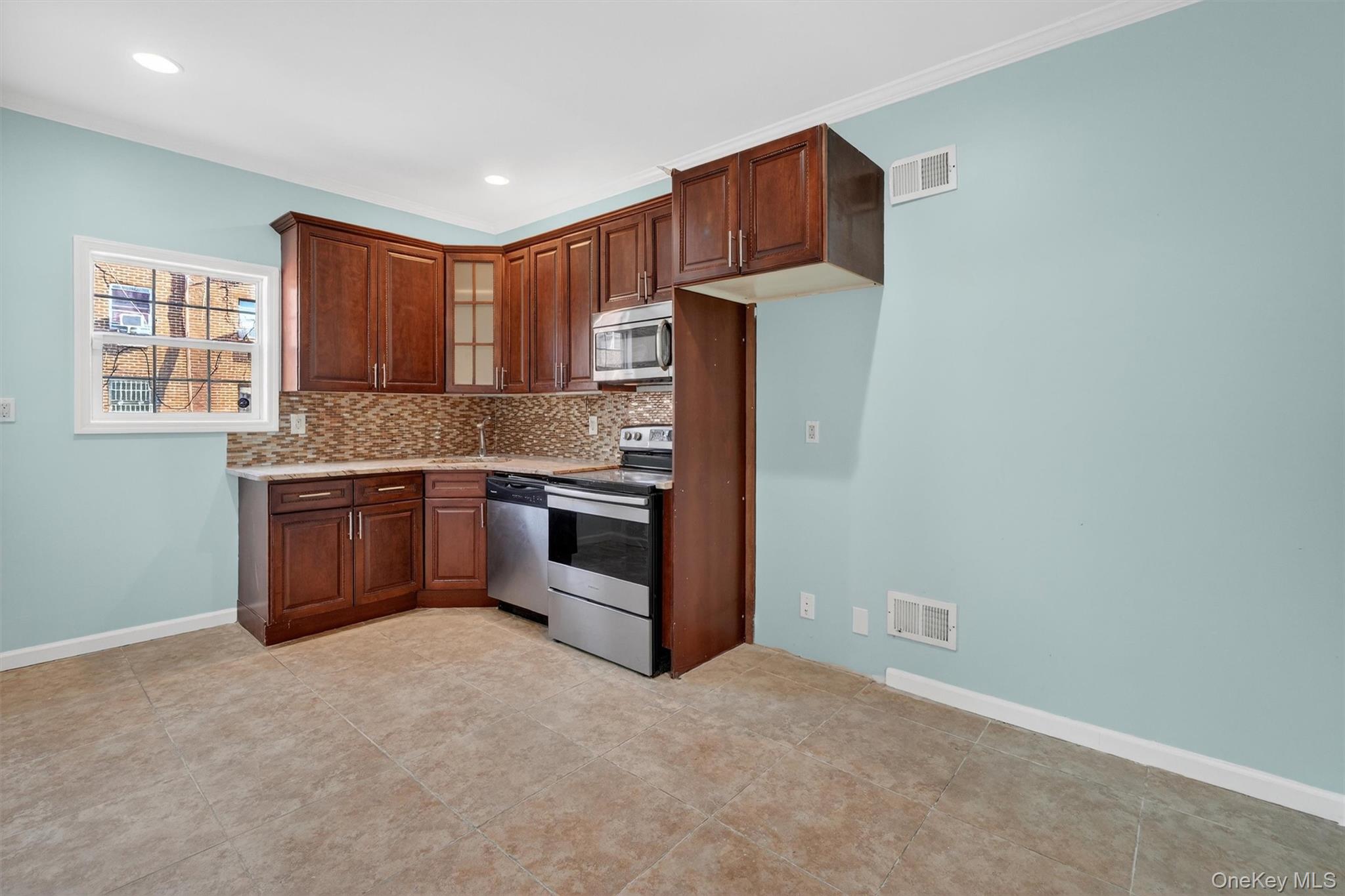 636 Throggs Neck Expressway Property Photo 11