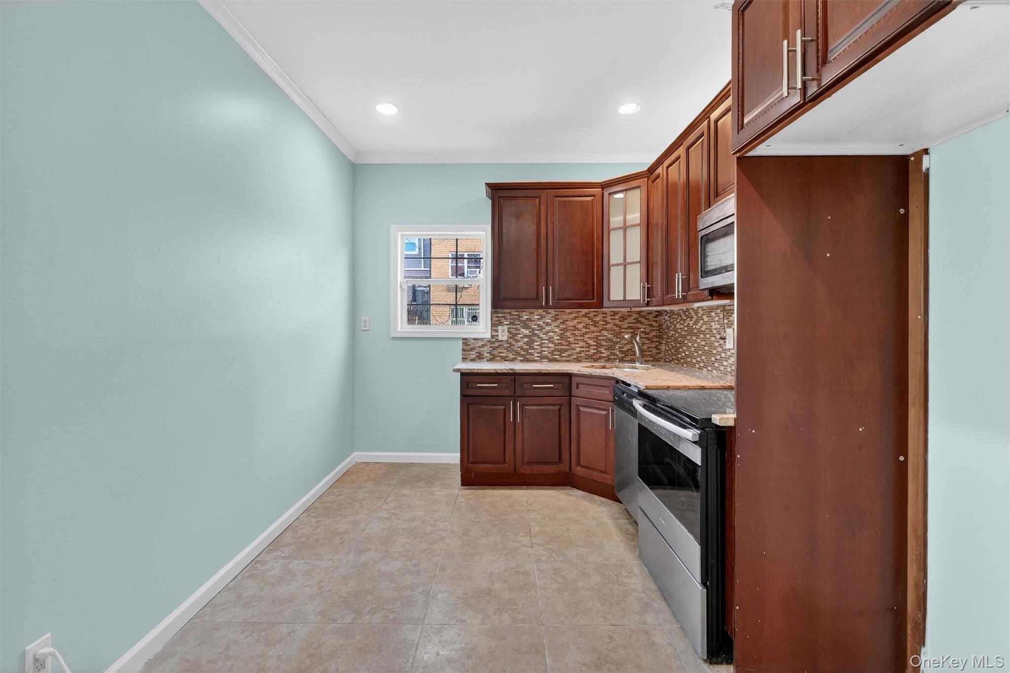 636 Throggs Neck Expressway Property Photo 13