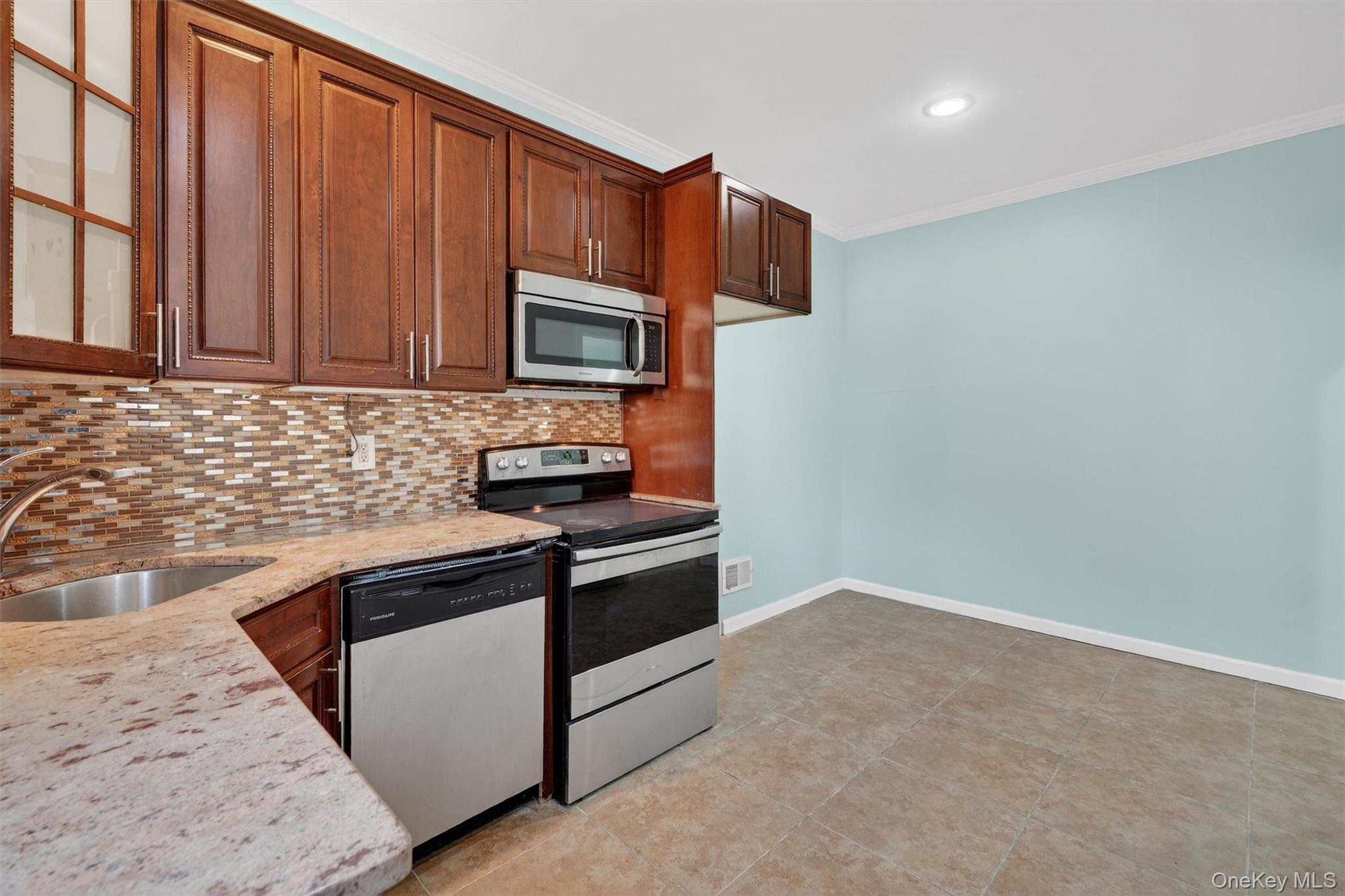 636 Throggs Neck Expressway Property Photo 15