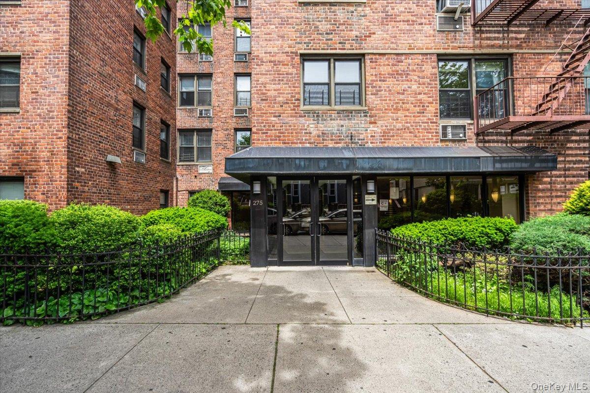 275 Webster Avenue 4i Property Photo 2
