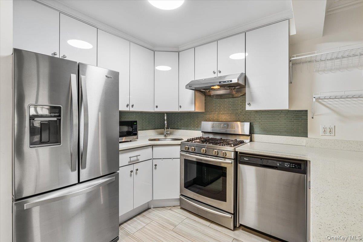 275 Webster Avenue 4i Property Photo 6