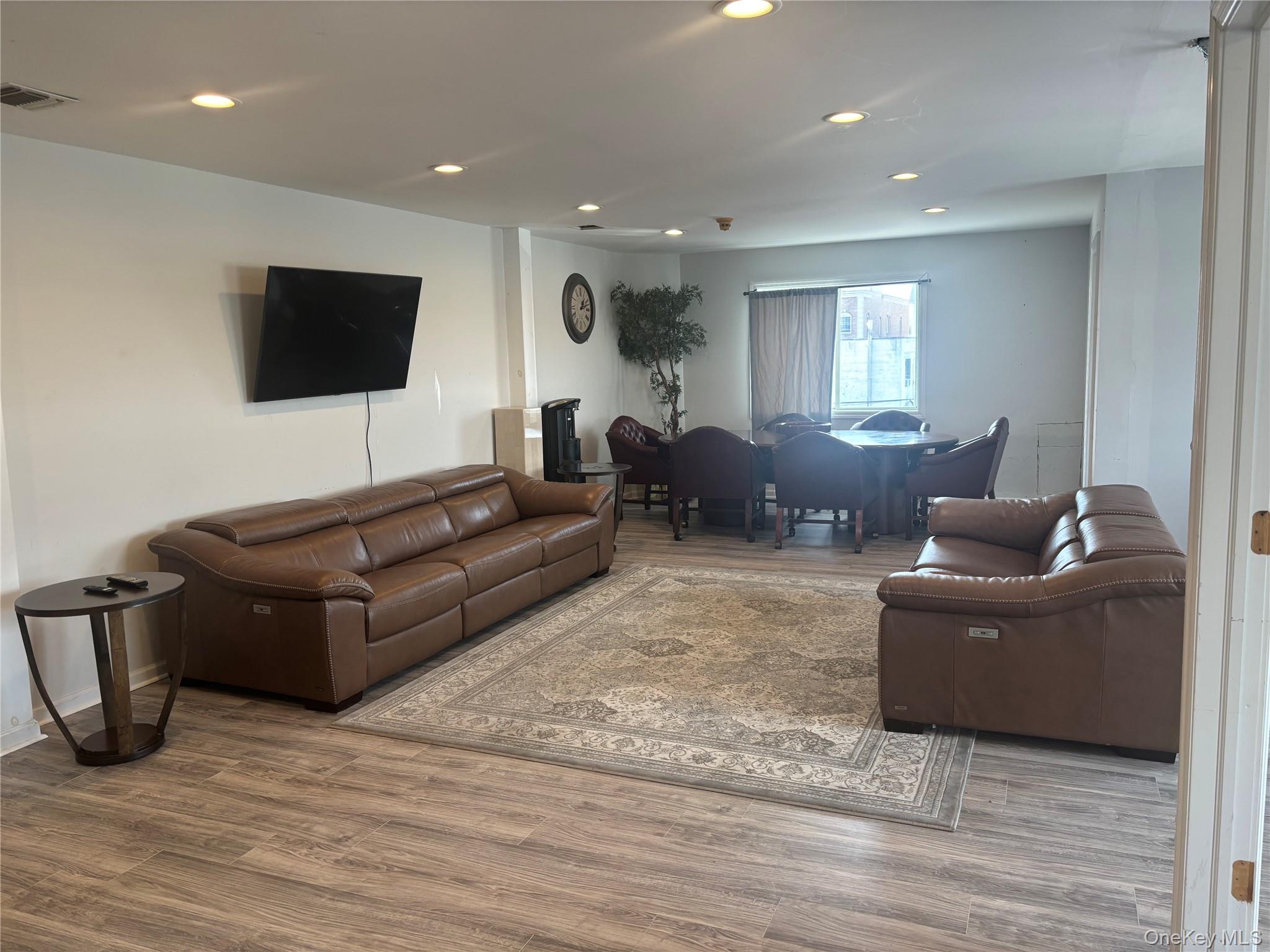 521 Oak Street Property Photo 3