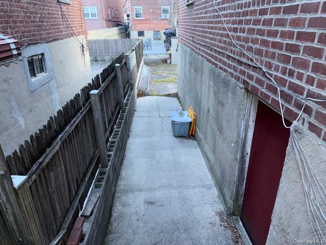 2832 Harding Avenue Property Photo 20