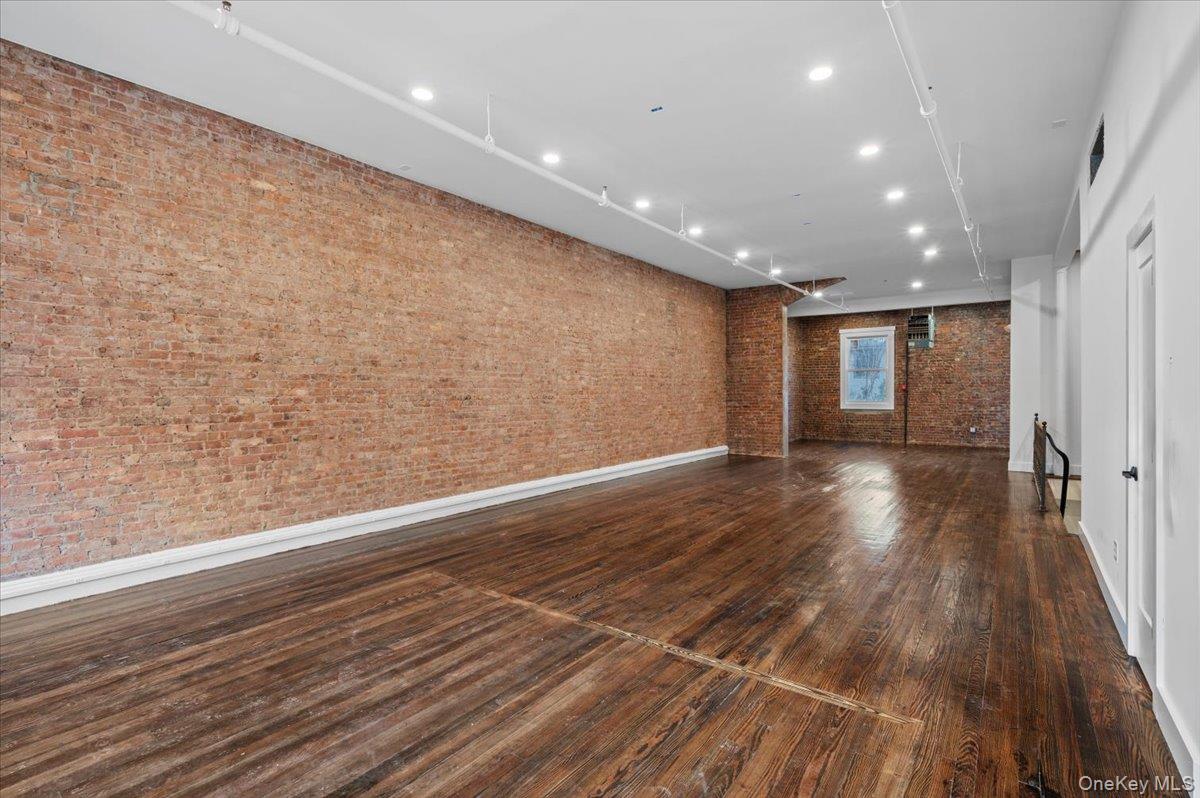 74 S Broadway Property Photo 5