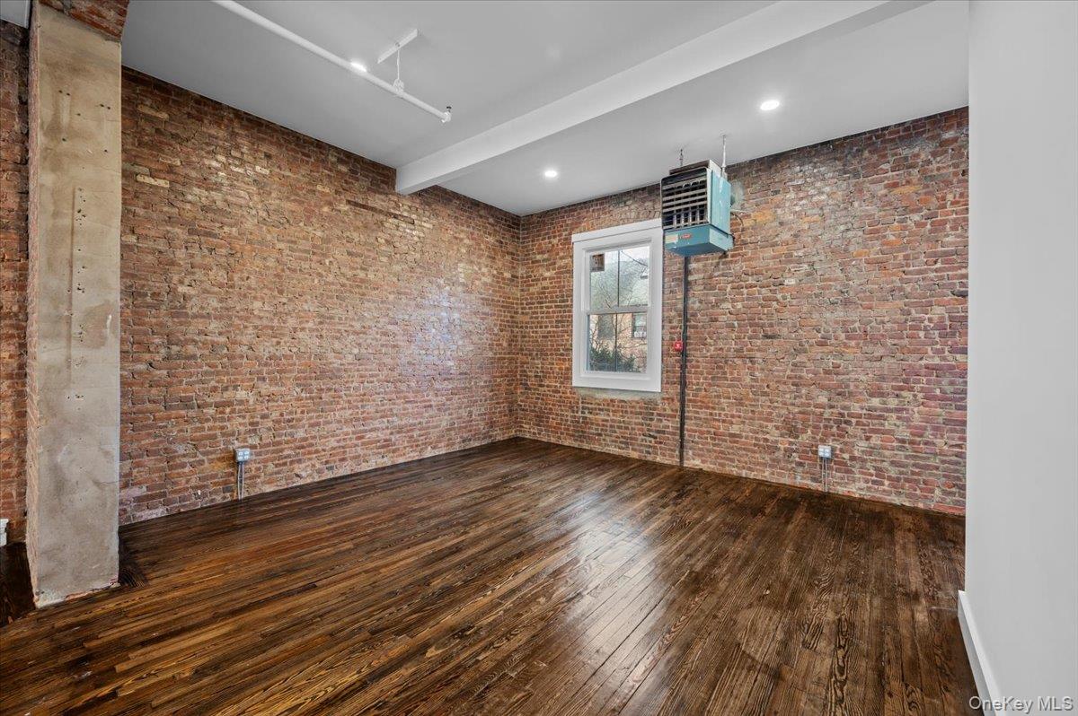 74 S Broadway Property Photo 11