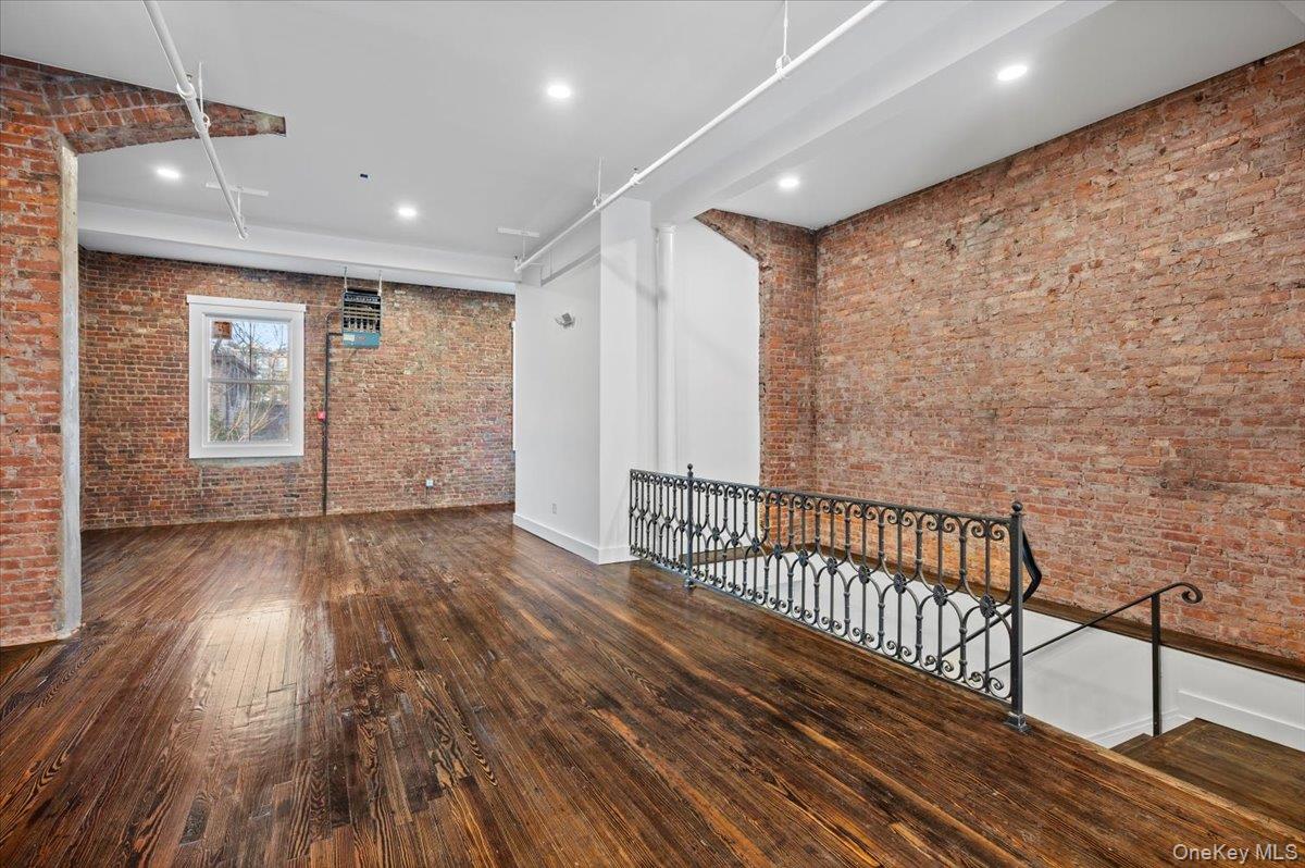 74 S Broadway Property Photo 16